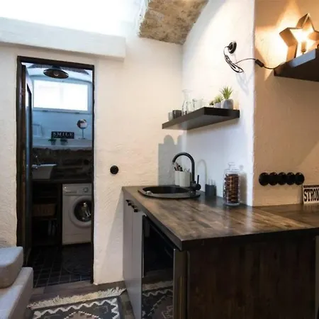 Cozy Near Center Apartment *